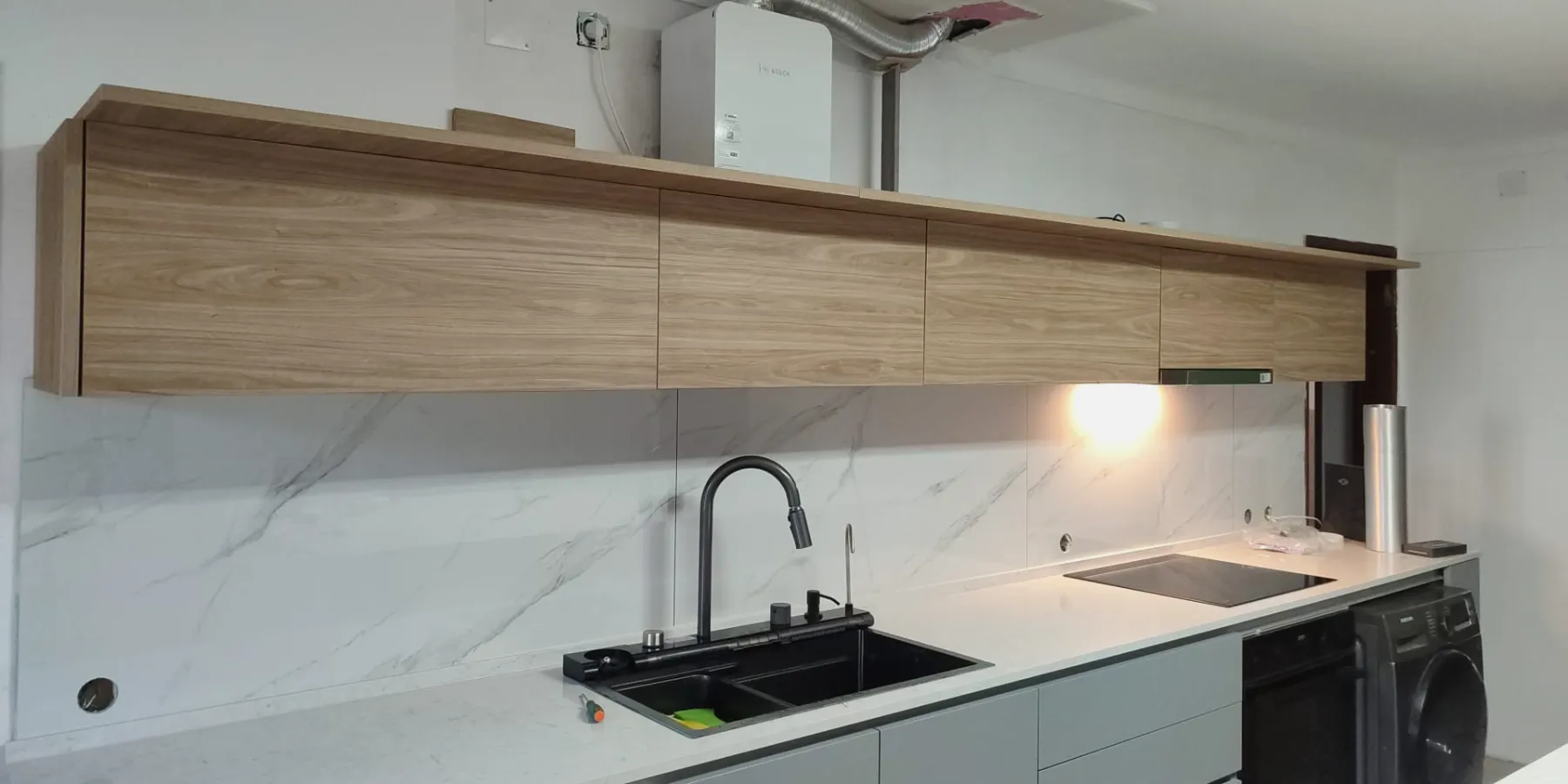 Cozinha da mesma remodelação, com armários suspensos em madeira