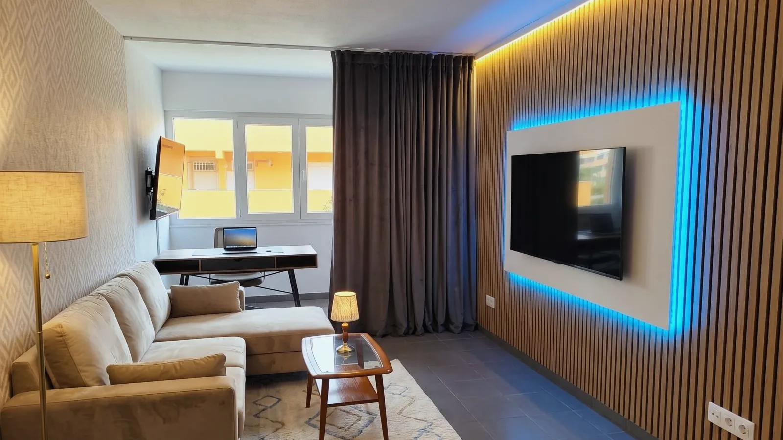 Sala remodelada com parede ripada em madeira